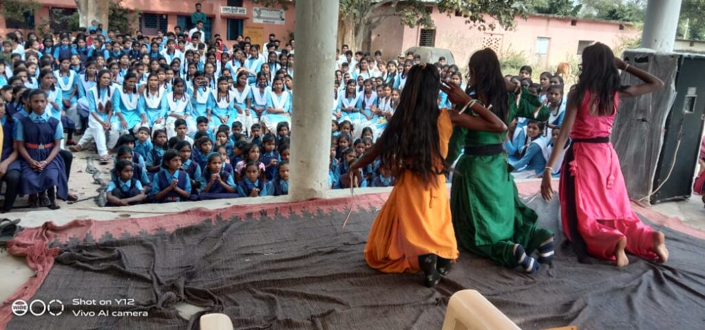 शासकीय कन्या पूर्व माध्यमिक शाला सेमरताल में वार्षिक सांस्कृतिक कार्यक्रम में छात्राओं ने रंगारंग कार्यक्रम की प्रस्तुति दी