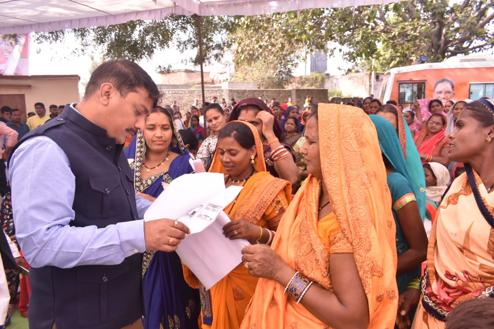 *बेलतरा विधायक ने निगम वार्ड का दौरा कर जाना लोगों का हाल,वार्डो में साफ सफाई का लिया जायजा, विकास कार्यों का किया अनुमोदन*