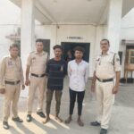 धारदार हथियार से होटल संचालक को धमकाया, दो युवक गिरफ्तार