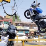 सड़क पर टेंट लगाकर बाइक का प्रदर्शन, यातायात पुलिस ने वाहनों समेत टेंट किया जब्त