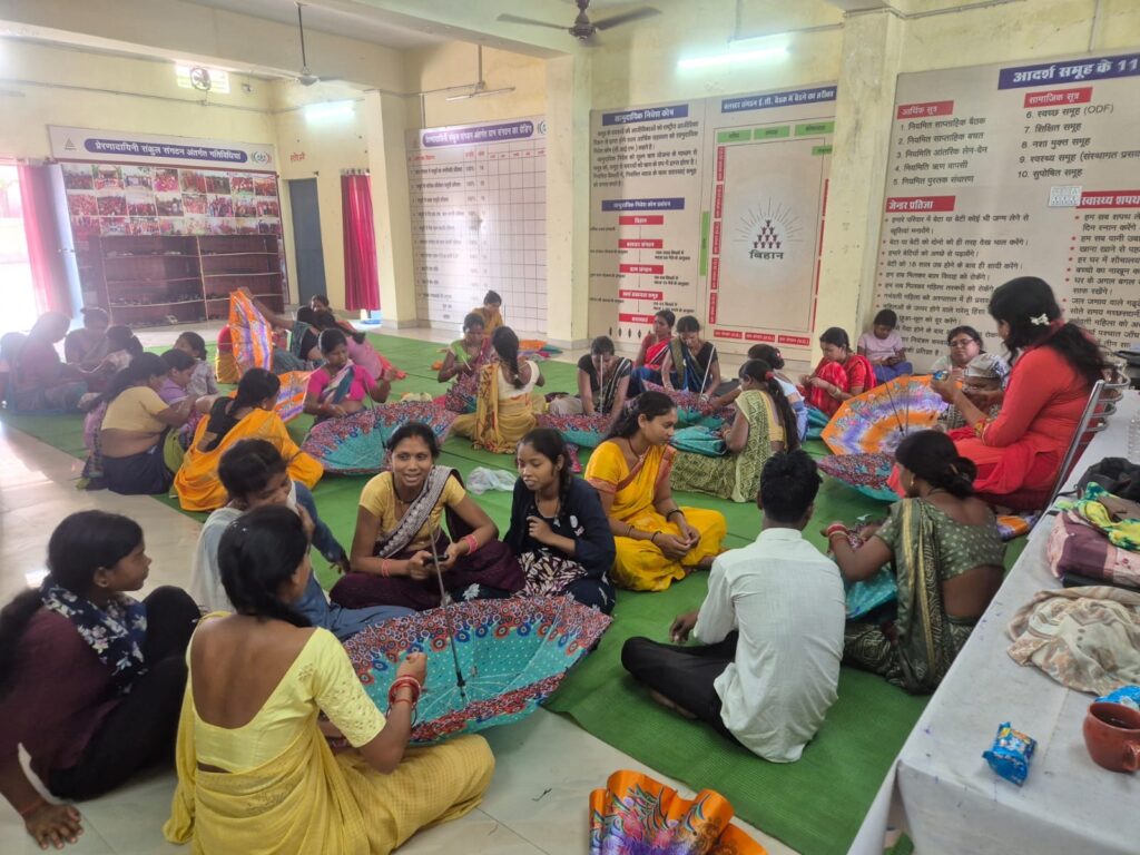 छाता निर्माण से दूर हो रही जिंदगी की तपिश,दीदियां लिख रही आत्म निर्भरता का नया अध्याय