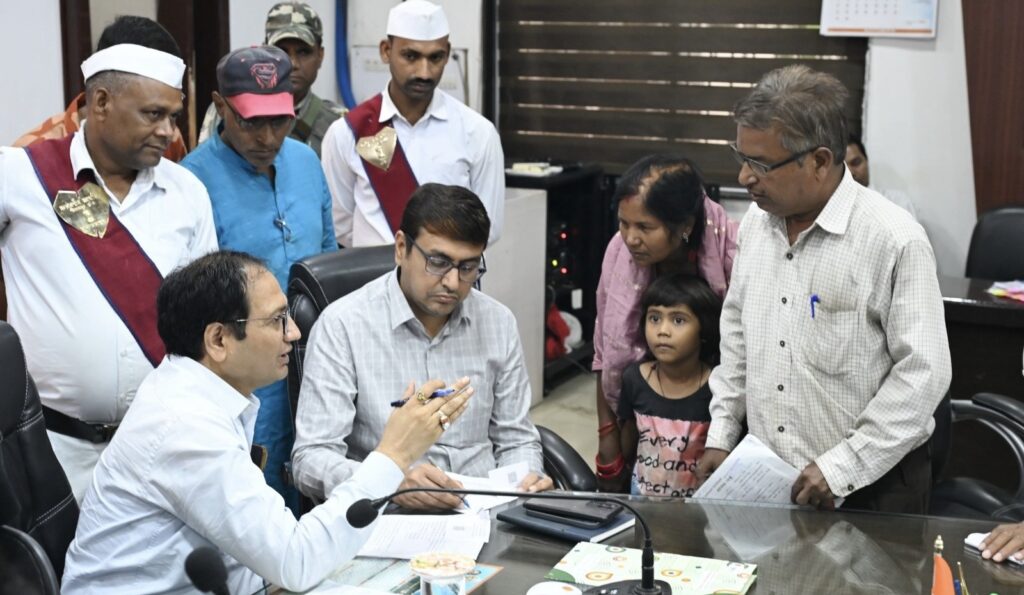 कलेक्टर आईएएस संजय अग्रवाल की संवेदनशीलता आई सामने, अफसरों से कहा गंभीरता के साथ करें समस्याओं का निराकरण, जनदर्शन में सुनी लोगों की समस्याएं