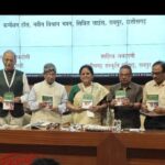 लेखिका शकुंतला तरार की हल्बी भाषा में ‘101 लेजा गीत’ पुस्तक का विमोचन