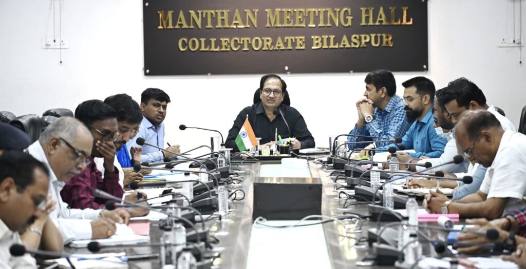 कलेक्टर ने कहा ऐसा प्रबंधन करें कि सड़कों पर न दिखें मवेशी, खाद-बीज की आपूर्ति में कोई कोताही नहीं चलेगी, अवैध कब्जाधारियो पर होगी एफआईआर