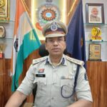बिना हेलमेट पहने वाहन चला रहे 12 पुलिस अधिकारियो कर्मचारियों का कट गया चालान ,एसएसपी ने कहा नियम सबके लिए समान