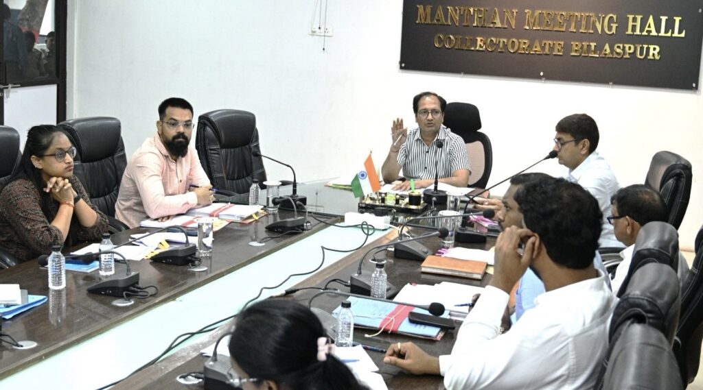 कलेक्टर संजय अग्रवाल की दो टूक स्कूल से नदारद रहने वाले शिक्षकों पर गिरेगी कार्रवाई की गाज