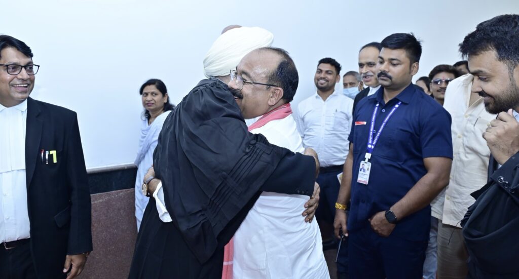 उप मुख्यमंत्री अरुण साव पहुंचे उच्च न्यायालय, अधिवक्ता साथियों से मिल पुराने दिन किए याद