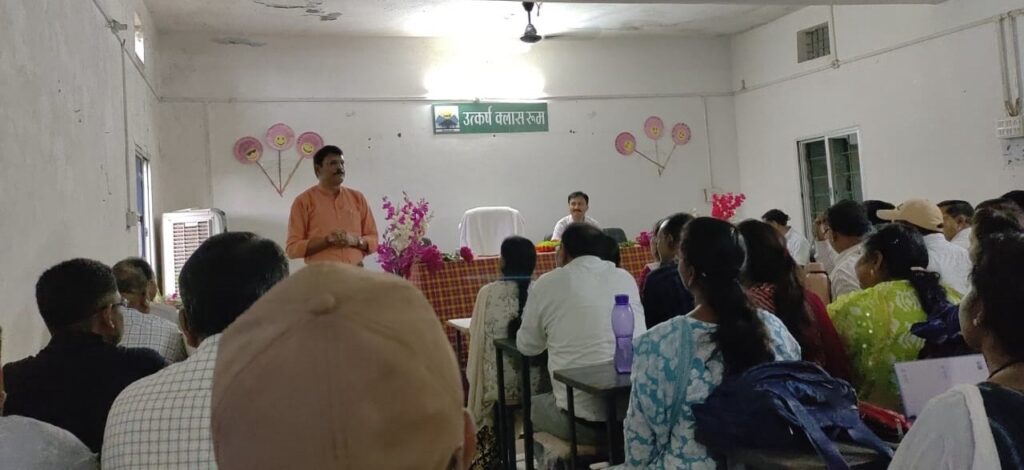 काव्य को लय में ढाल संयुक्त संचालक ने दी प्रेरणा,बोले रुचिकर बनाएं वातावरण , स्वतः निखरेगी गुणवत्ता