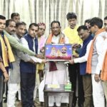 मुख्यमंत्री विष्णु देव साय को बस्तर के ऐतिहासिक ‘गोंचा महापर्व’ का आमंत्रण : ‘तुपकी’ भेंट कर किया गया सम्मान