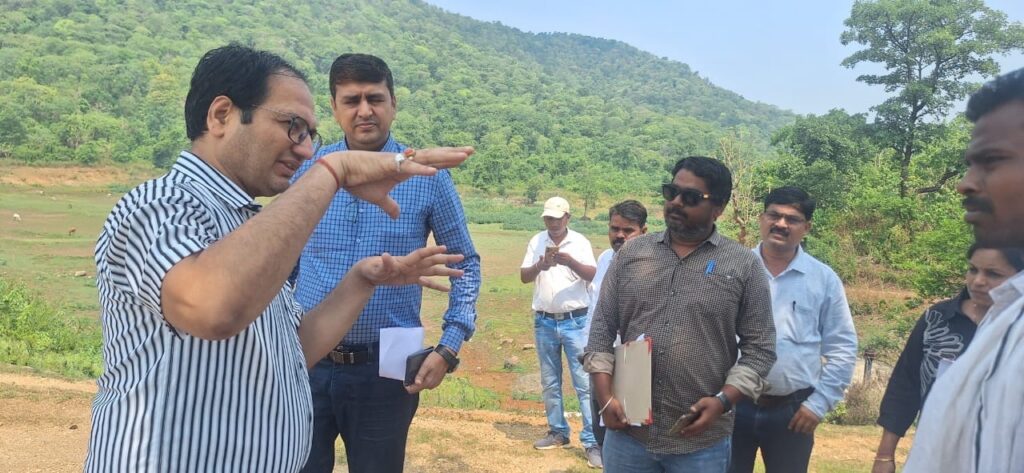 कलेक्टर ने किया आदिवासी बहुल ग्रामों का सघन दौरा,पीएम जनमन योजना हितग्राही चंदन बैगा के आवास का किया अवलोकन