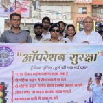 दुर्ग पुलिस की अनोखी पहल ई-रिक्शा चालकों को दी समझाइश, गुलाब देकर ट्रैफिक नियमों के प्रति किया जागरूक