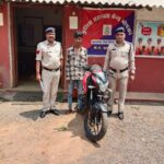 गैरेज के सामने से बाइक चोरी कर भागा, हत्या व चोरी का आरोपी गिरफ्तार