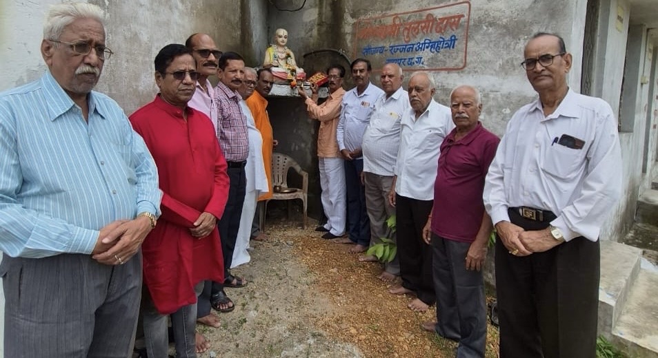 तुलसी जयंती पर लोखंडी में पूजन और हनुमान चालीसा पाठ