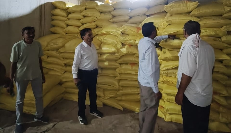 सीएम के निर्देश पर कलेक्टर की कार्रवाई,आधा दर्जन खाद दुकानों में दबिश,खाद गोदाम सील,लाइसेंस निलंबित