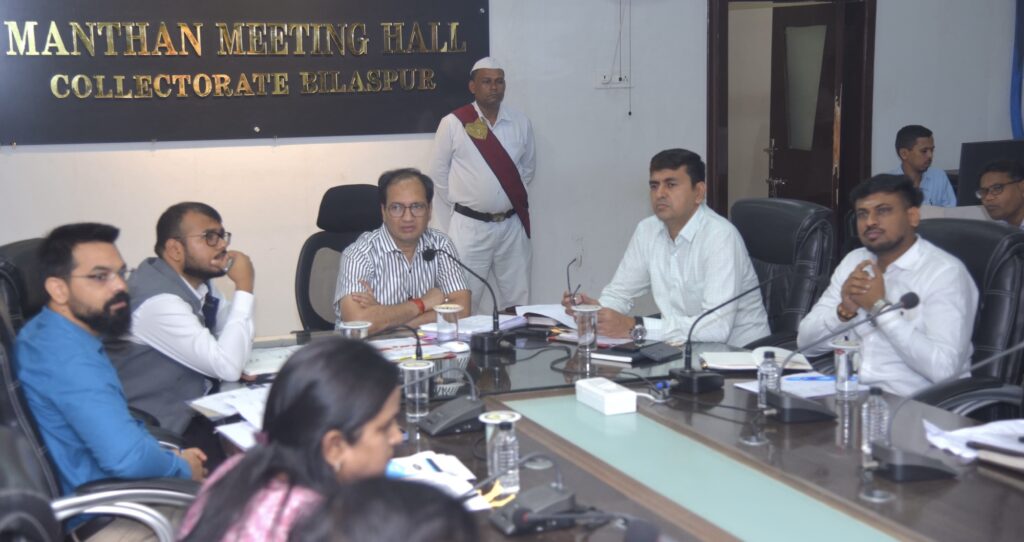 सरकारी योजनाओं में शिथिलता पर कलेक्टर ने अधिकारियों को लगाई फटकार और लाभार्थियों तक योजनाओं का लाभ शीघ्र पहुँचाने के दिए निर्देश