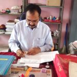 200 बच्चों में से केवल एक दर्जन बच्चे ही पहुंचे स्कूल, प्राचार्य ने छुट्टी कर उन्हें भी भगा दिया; डीईओ, प्राचार्य सहित 9 शिक्षकों को नोटिस