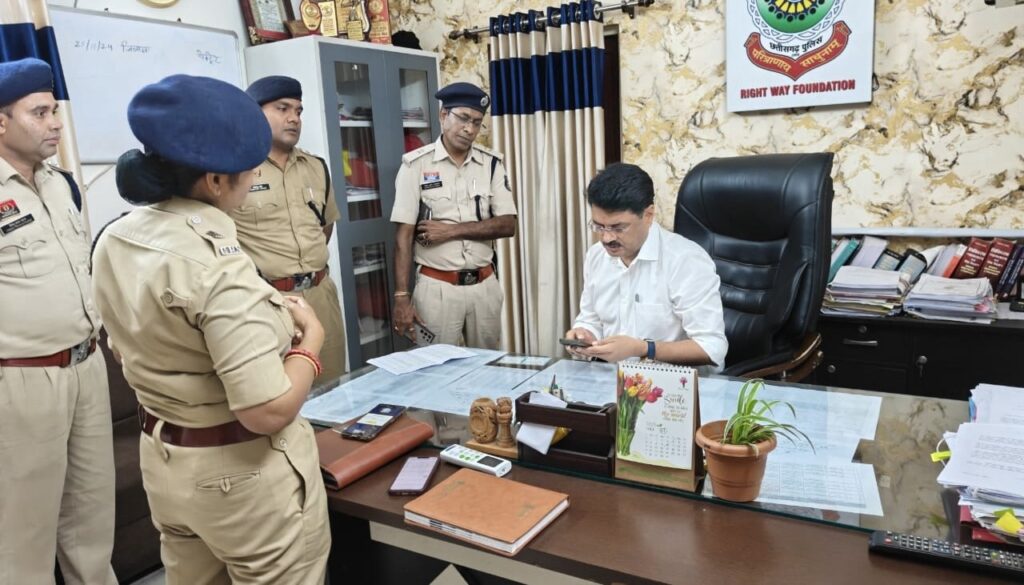 एसएसपी रजनेश सिंह पहुचे सिविल लाइन ,थाने का किया औचक निरीक्षण कहा ई-साक्ष्य ऐप और ई समन तामील पर लापरवाही वाले टीआई होगे दण्डित