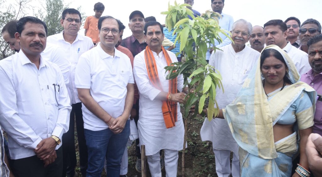 एक पेड़ मां के नाम अभियान: बिलासपुर ने रचा हरियाली का इतिहास, रिमझिम फुहारों में गूंजा हरियाली का संदेश