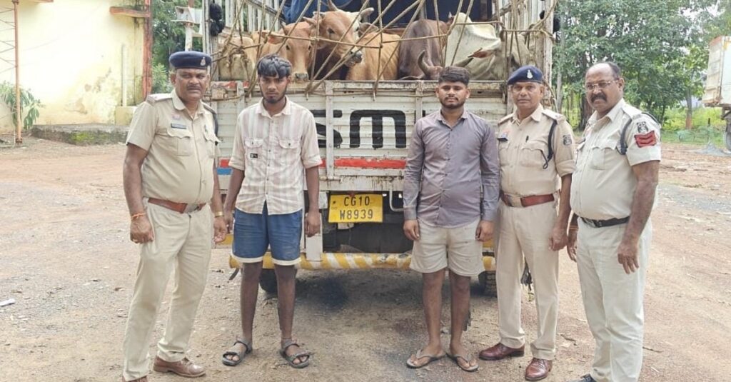 सीपत पुलिस की बड़ी कार्रवाई: मवेशी तस्करी में लिप्त दो आरोपी गिरफ्तार, वाहन सहित 17 मवेशी जप्त