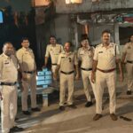 घेराबंदी कर बदमाशों के ठिकाने पर पहुंची पुलिस, तलवार और धारदार हथियार जब्त