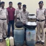 155 बड़ा या 10.5लीटर ? 10.5 लीटर शराब पकड़कर आबकारी अफसर लुटा रहे अपनी वाहवाही