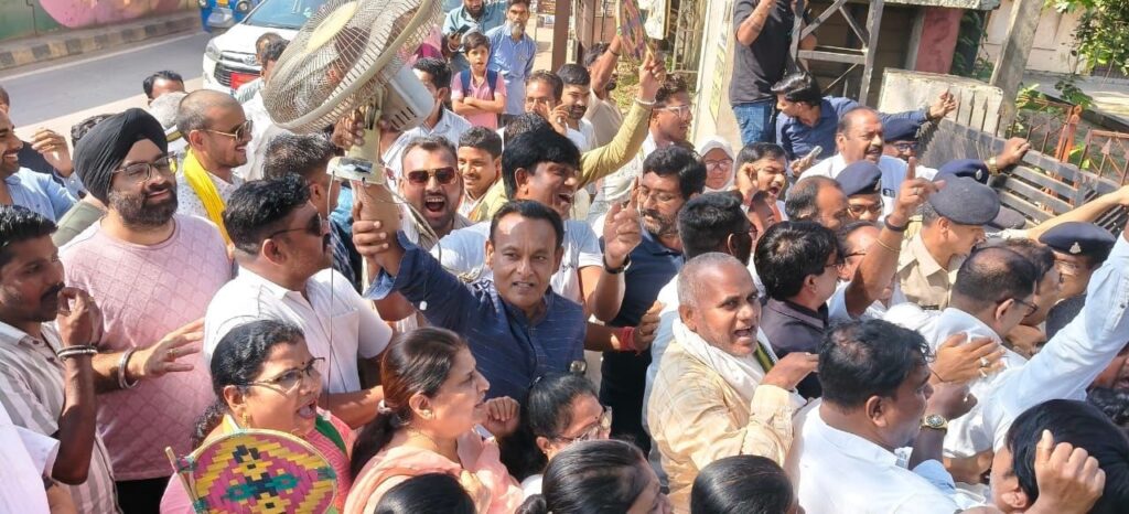 कांग्रेस ने तिफरा स्थित सीएसईबी कार्यालय का घेराव कर सौंपा ज्ञापन, 400 यूनिट बिजली बिल हाफ योजना फिर से शुरू करने की मांग