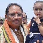 नन्ही सृष्टि को गोद में उठाकर मुख्यमंत्री विष्णु देव साय ने रच दिया अपनत्व और स्नेह का अविस्मरणीय पल