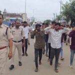 सड़क पर जन्मदिन का जश्न, 10 युवक गिरफ्तार, कान पकड़कर मांगी माफी