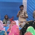 रक्षाबंधन पर एसपी पहुंचे कोसा, ग्रामीणों से बंधवाई राखी, दिया सामाजिक समरसता का संदेश