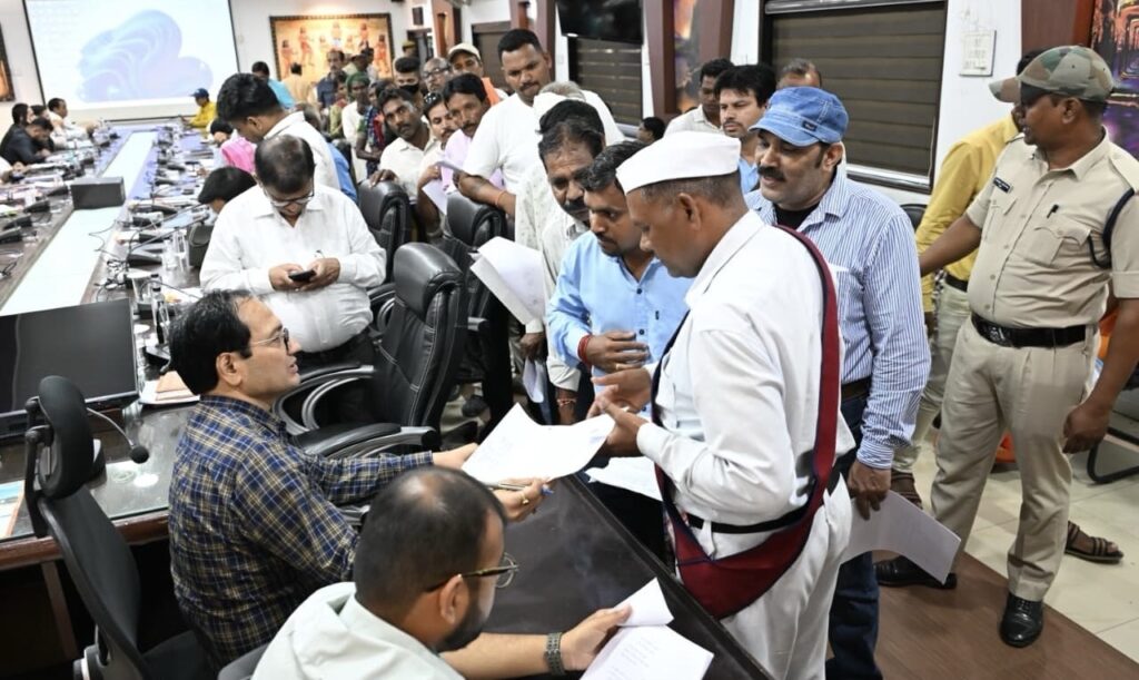 जनदर्शन में पीएम आवास में रोजगार सहायक पर 31 लाख गबन का आरोप,कलेक्टर ने दिए जाँच के आदेश