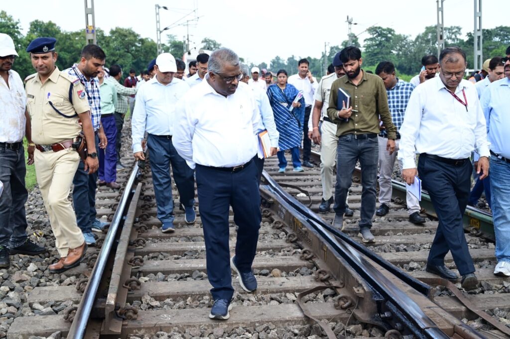 महाप्रबंधक तरुण प्रकाश ने किया बिलासपुर-पेंड्रारोड सेक्शन का संरक्षा निरीक्षण