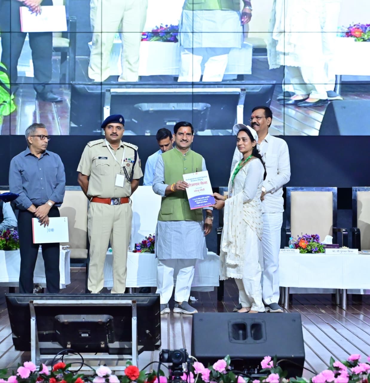 देशभर में आयोजित 17वें रोजगार मेले के तहत रायपुर में 95 युवाओं को मिला नियुक्ति पत्र