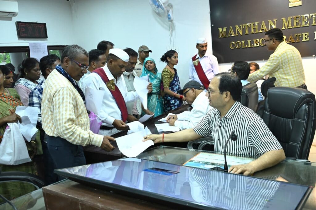 कलेक्टर जनदर्शन : रिटायर्ड शिक्षक ने स्कूलों में स्वैच्छिक सेवा के लिए दिया आवेदन, तालाब प्रदूषण की शिकायत पर त्वरित कार्यवाही के निर्देश