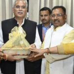 पूर्व मुख्यमंत्री भूपेश बघेल के निवास पर छठ पूजा समिति सदस्य अभय नारायण राय ने परिवारजनों को दिया छठ माता का प्रसाद