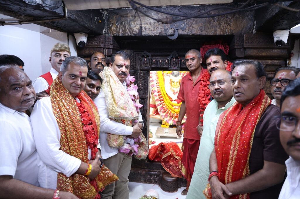  मां महामाया के चरणों में नेता प्रतिपक्ष उमंग सिंघार ने टेका माथा, प्रदेश की खुशहाली की कामना 
