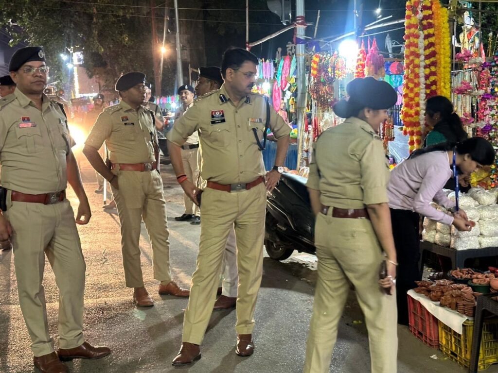 एसएसपी आईपीएस रजनेश सिंह ने दीपोत्सव पर संभाली शहर की सुरक्षा की कमान, पैदल भ्रमण कर लिया यातायात व्यवस्था का जायज़ा
