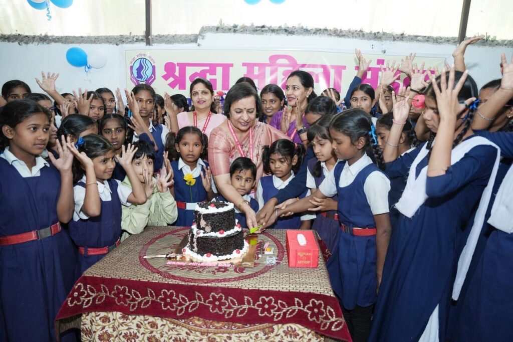 श्रद्धा महिला मंडल ने श्रवण-बाधित बालिकाओं संग हर्षोल्लास से मनाया बाल दिवस