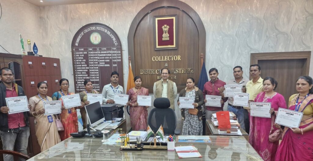 कलेक्टर ने फिर किया 30 उत्कृष्ट बीएलओ का सम्मान