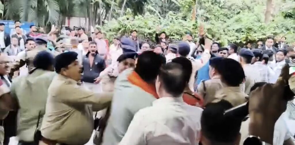 कथावाचक की गिरफ्तारी को लेकर अदालत परिसर में हंगामा, पुलिस से धक्का-मुक्की, दो मामले दर्ज, आरोपियों की पहचान तेज