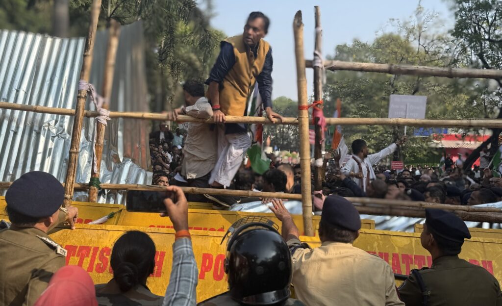 कलेक्टर कार्यालय का घेराव : कांग्रेस का हल्लाबोल, नेहरू चौक पर पुलिस से तीखी नोकझोंक