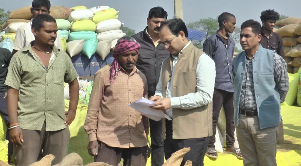 धान खरीदी केंद्रों का कलेक्टर अग्रवाल ने किया निरीक्षण, व्यवस्थाओं का लिया जायज़ा किसानों को धान बेचने में न हो असुविधा