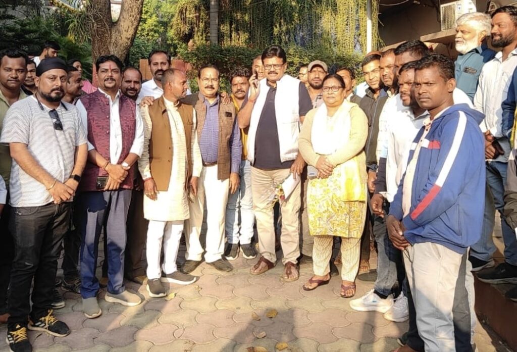 कोलवाशरी परियोजना की जनसुनवाई स्थगित करने की मांग, विधायक अटल श्रीवास्तव ने एसडीएम को सौंपा पत्र