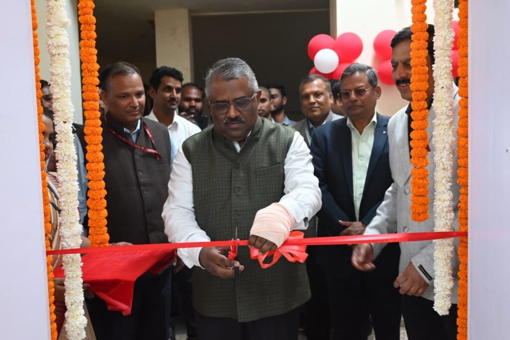 एसईसीआर के महाप्रबंधक तरुण प्रकाश ने किया बिलासपुर में कवच प्रयोगशाला का शुभारंभ