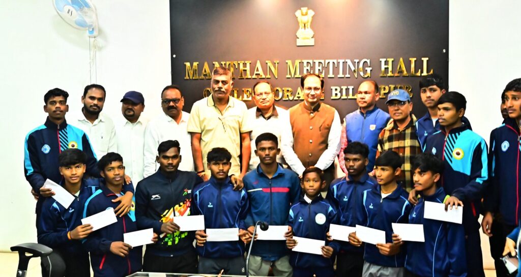 कलेक्टर ने राष्ट्रीय स्तर पर चयनित खिलाड़ियों का किया सम्मान
