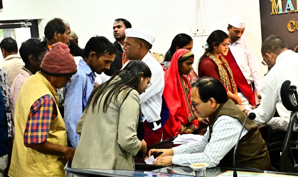 बदलता बिलासपुर: कलेक्टर संजय अग्रवाल की कार्यशैली बनी चर्चा का विषय, कार्यकुशलता से बदली प्रशासनिक तस्वीर