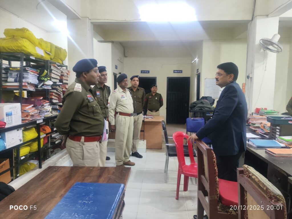 बिलासपुर में कानून-व्यवस्था की कसौटी पर खरा उतरा थाना सरकण्डा, एसएसपी रजनेश सिंह के आकस्मिक निरीक्षण में दिखी चुस्ती-उत्कृष्ट कार्य पर टीआई सहित पुलिसकर्मी पुरस्कृत