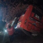 सड़क पर गड्ढे के कारण अनियंत्रित बस पलटी, एक यात्री की मौत, कई घायल