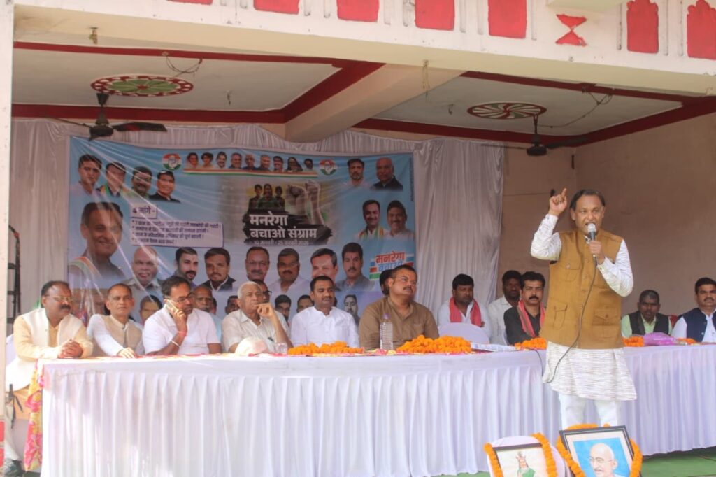 सेंदरी में कांग्रेस का दोहरा आंदोलन: मनरेगा बचाओ संग्राम के तहत धरना, धान खरीदी तिथि बढ़ाने को लेकर एनएच पर चक्काजाम