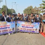 कलेक्टर और एसएसपी ने खुद चलाई बाइक, हेलमेट पहनने का दिया संदेश