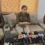 एसपी ने किया रेलवे लाइन पर मिले बिना सिर के शव के अंधे कत्ल का खुलासा, पत्नी सहित चार गिरफ्तार